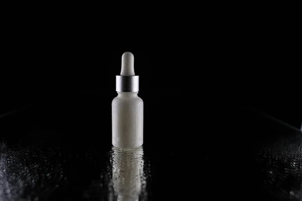 Black Background Cosmetic Bottle Pipette Reflected Mirror Surface Raindrops — Stock Photo, Image