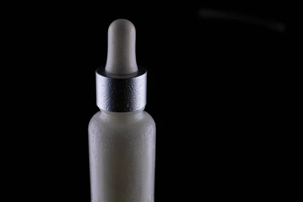 Auf Einer Weißen Flasche Mit Einem Augentropfen Wasser — Stockfoto