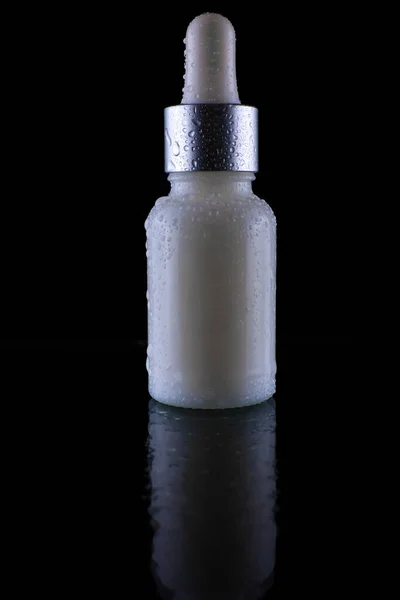 Vit Kosmetisk Flaska Med Eyedropper Isolerad Svart Bakgrund — Stockfoto