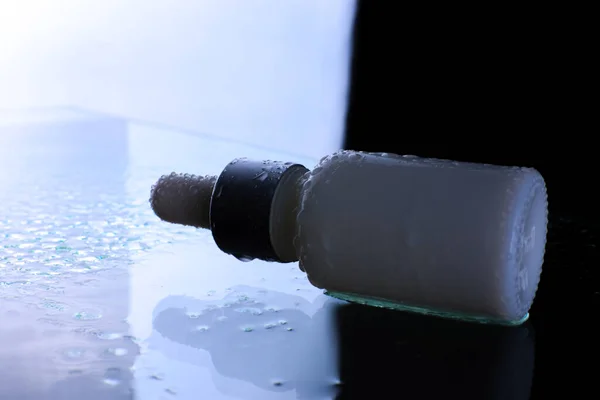 Garrafa Cosmética Branca Com Uma Pipeta Gotas Água Salpicada — Fotografia de Stock