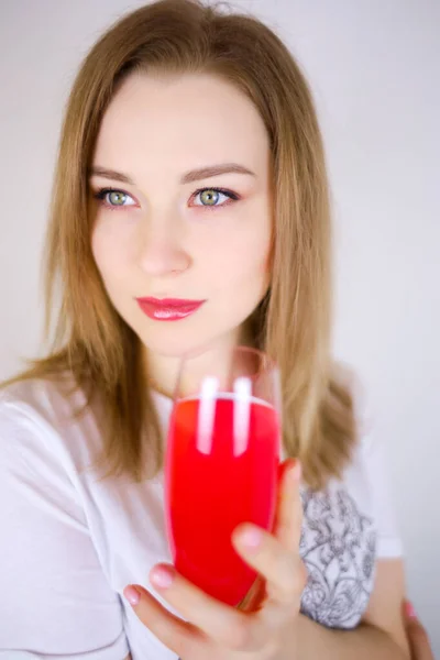 Une Belle Femme Maquillée Une Fille Tenant Verre Liquide Rouge — Photo