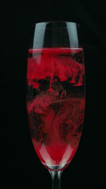 Einem Glas Wasser Breitet Sich Die Rote Farbe Aus Und — Stockvideo