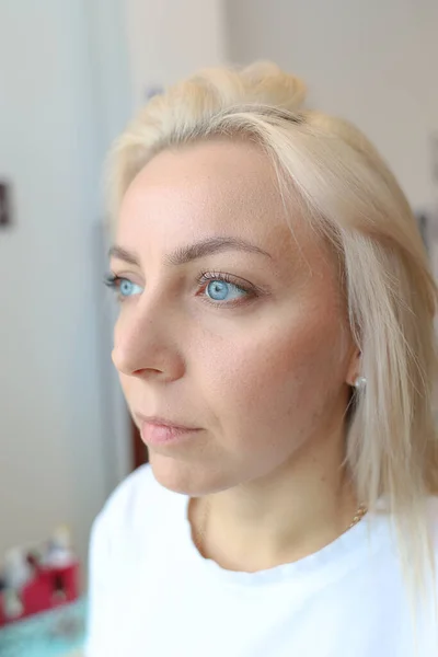 Porträtt Blond Flicka Med Blå Ögon — Stockfoto