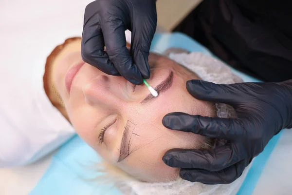Tattoo Artist Wipes Newly Made Permanent Makeup Eyebrows Cotton Swab — Stock Photo, Image