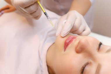 Kozmetik uzmanı çene kaldırma işlemini güzellik enjeksiyonlarıyla gerçekleştirir.