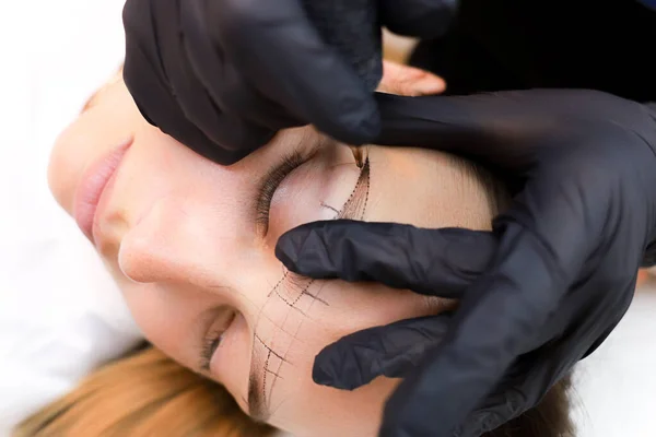 Permanent Makeup Artist Stretches Skin Area Eyebrows Perform Tattoo — Stock Photo, Image