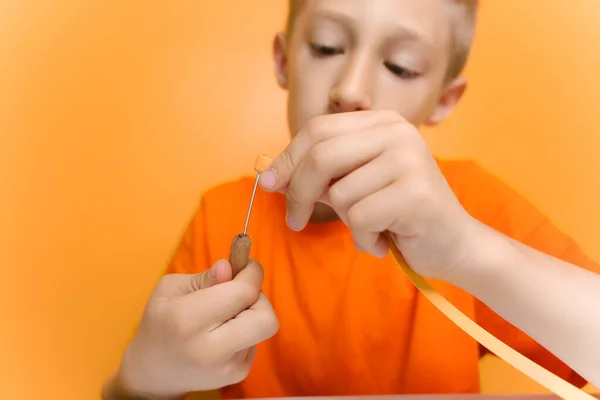 Bambino Una Shirt Arancione Cerca Inserire Una Sottile Striscia Carta — Foto Stock