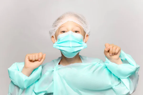 Menino Vestido Médico Máscara Frente Dele Mãos Apertadas Punho — Fotografia de Stock