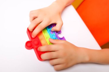 Bebek elleri çocuklar için pop topları silikon anti-stres oyuncakları itiyor