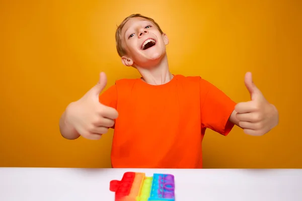 Child Sits Front Silicone Stress Toy Gives Thumbs — Stock Photo, Image