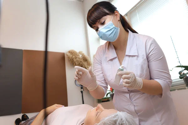 Cosmetologist Holds Tube Anesthesia One Hand Other Hand Tries Apply — Stock Photo, Image