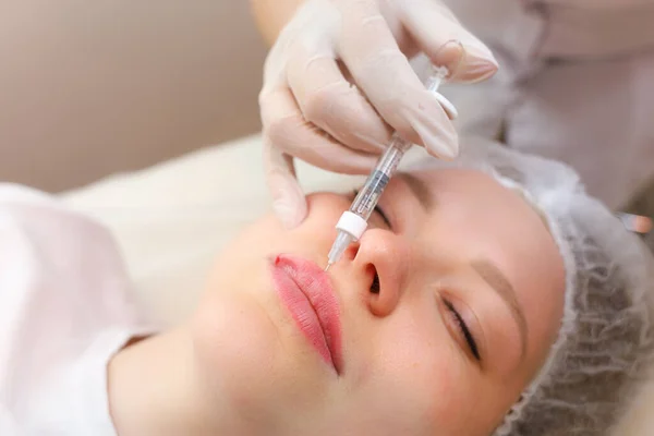 Het Meisje Ondergaat Een Lipvergroting Procedure Met Een Meester Cosmetoloog — Stockfoto