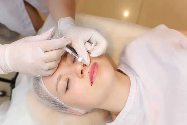 Cosmetoloog Injecteert Hyaluronzuur Het Bovenste Deel Van Lip Waardoor Het — Stockfoto