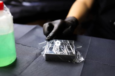 Kalıcı makyajın ustasının eli pigmenti parmaklarıyla tutar.