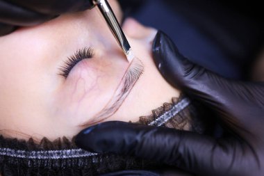Kalıcı makyaj işleminden önce kaş hatlarını fırçayla özetlemek ve yakın hazırlık çalışmaları yapılır.