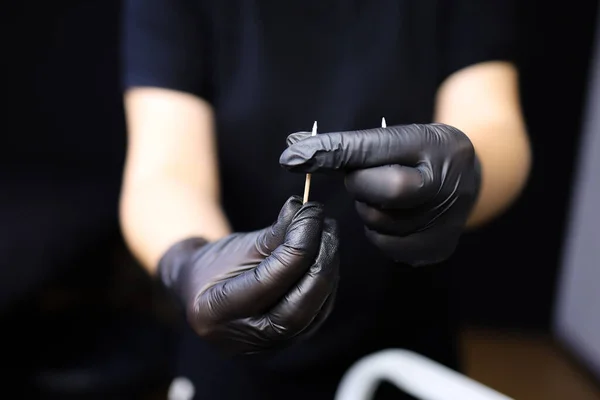Tattoo Artist Wearing Black Gloves Holds Toothpick Front Him Wraps — Stock Photo, Image