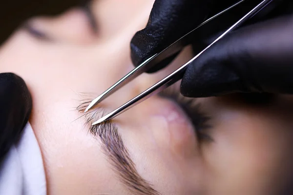 Mestre Maquiagem Permanente Prepara Sobrancelhas Cliente Para Procedimento Arrancando Cabelos — Fotografia de Stock