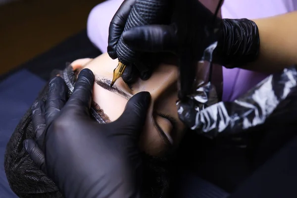 Artista Del Tatuaje Con Guantes Negros Realiza Maquillaje Permanente Ceja —  Fotos de Stock