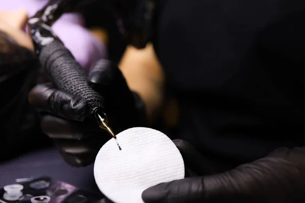 Руки Художника Татуювання Який Носить Чорні Рукавички Тримає Татуювальну Машину — стокове фото