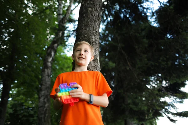 Egy Gyerek Áll Parkban Háttal Egy Fának Tartva Egy Stresszoldó — Stock Fotó