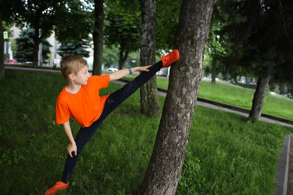 Criança Está Parque Fazendo Alongamento Menino Está Fazendo Exercícios Ioga — Fotografia de Stock