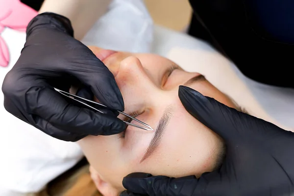Permanent Makeup Master Performs Plucking Unnecessary Hairs Eyebrow Area Permanent — Stock Photo, Image