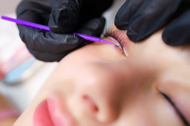 Silia 'nın kaplama ustasının ellerinin yakın çekimi mikro fırçayla dış uzayın ana hatlarını belirler.