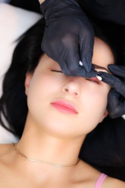 Siyah eldivenli efendinin elleri silikonun latasyonu için pamuk çubuğuyla iç mekanı temizler ve temizleyici uygular.