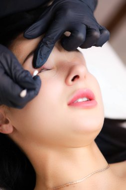 Silia 'nın kaplama ustasının elleri, iç mekanı pamuklu bezle temizleme işlemini gerçekleştirir.