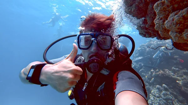 Potápěč Podívá Kamery Zvedne Palec — Stock fotografie