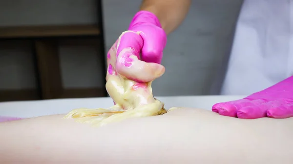 Close Mestre Segurando Uma Pasta Açúcar Pegajoso Que Cabelo Preso — Fotografia de Stock