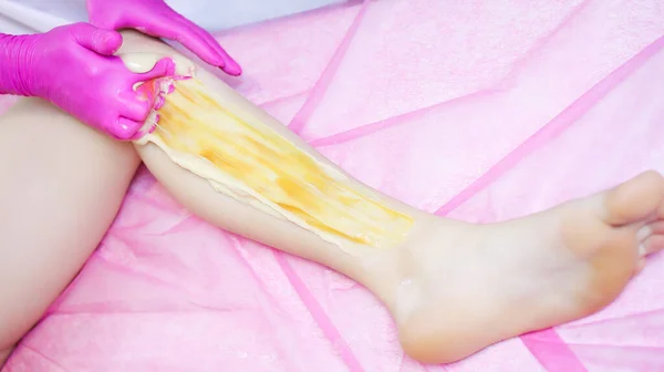 Close Das Mãos Mestre Que Realizam Remoção Pêlos Açúcar Pêlos — Fotografia de Stock