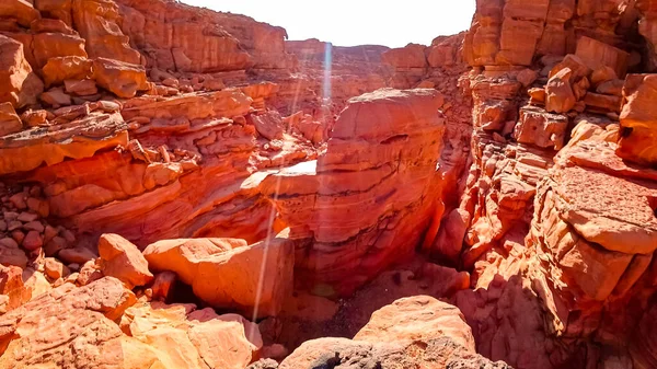 Entre Pedras Desfiladeiro Deserto Montanha Raios Sol Rompem — Fotografia de Stock