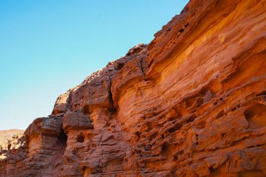 Issız bir kanyonda büyüleyici kızıl kayalıklar.