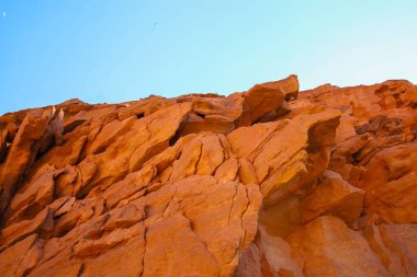 Çölde bulunan kanyonun kırmızı kayalıkları.