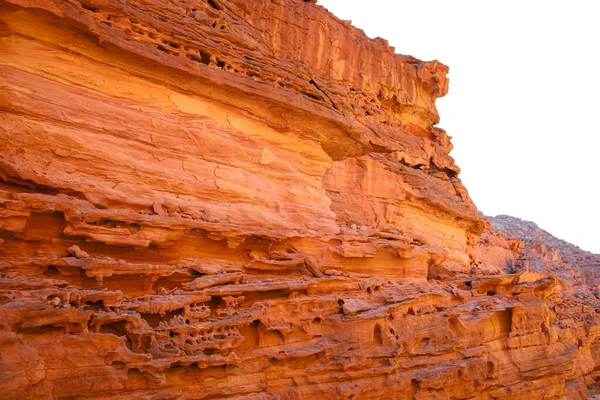 Rode Rotsen Van Een Woestijn Canyon Tegen Een Blauwe Lucht — Stockfoto