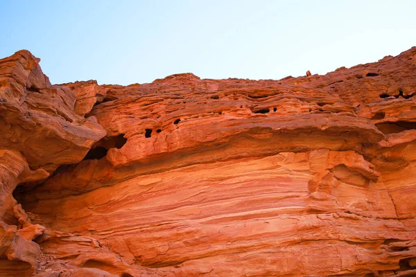 Rode Rotsen Van Een Woestijn Canyon Tegen Een Blauwe Lucht — Stockfoto