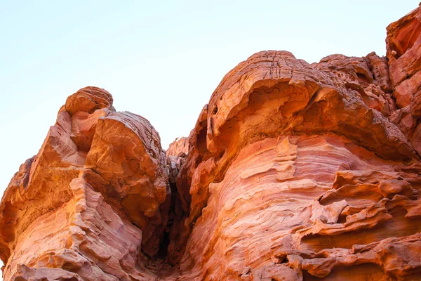 Скалистый Каньон Красного Цвета Который Расположен Пустыне Вид Снизу Вверх — стоковое фото