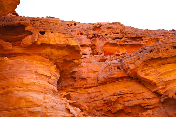 無人の峡谷にある魅惑的な赤い石の崖 — ストック写真