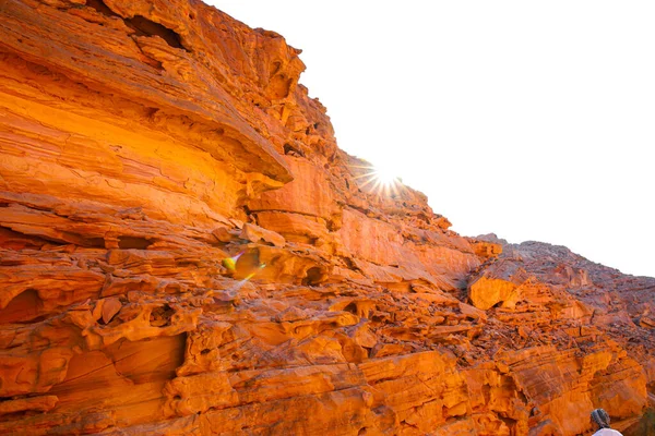 Montaña Piedra Roja Que Encuentra Cañón Desierto —  Fotos de Stock