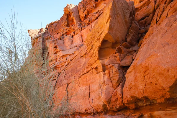 Die Bergklippen Der Schlucht Sind Rot Gegen Den Blauen Himmel — Stockfoto