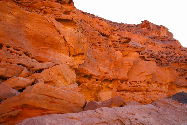 青い空と灼熱の太陽を背景に赤い砂漠の渓谷の美しい景色 — ストック写真