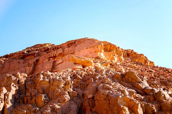 Большие Скалы Скалы Красном Каньоне Сквозь Которые Лучи Света Прорываются — стоковое фото