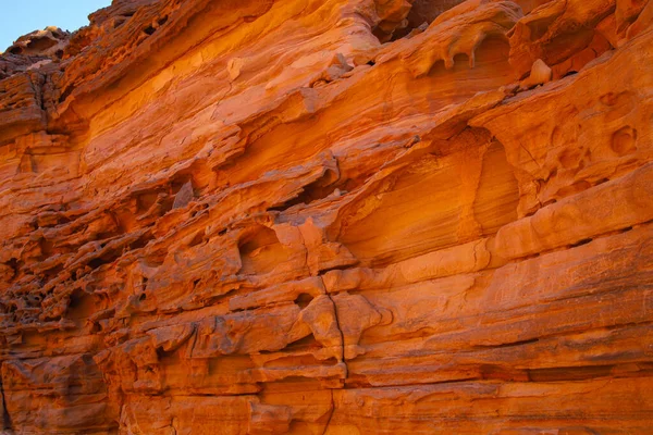Czerwona Kamienna Góra Która Znajduje Się Opuszczonym Kanionie — Zdjęcie stockowe