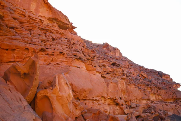 青い空と灼熱の太陽を背景に赤い砂漠の渓谷の美しい景色 — ストック写真
