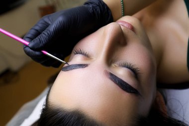 Usta, kaşları boyama işlemini, kaş kaplama işlemini yaptıktan sonra modelin üzerine boya sürerek gerçekleştirir.