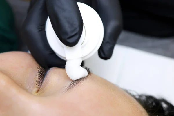 Master Applies Moisturizing Foam Model Eyebrow Lamination Procedure — Stock Photo, Image