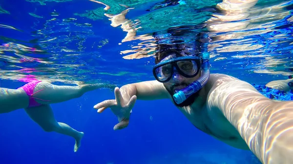 마스크를 숨통을 수염을 뒤에서 수영하는 소녀를 배경으로 바다로 — 스톡 사진