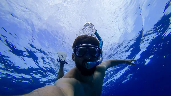 Мужчина Занимается Подводным Плаванием Ныряя Глубины Красного Моря Маске Дыхательной — стоковое фото