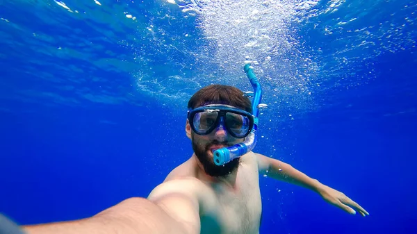 Man Breathing Tubes Masks Plunges Bottom Red Sea Bearded Man — Stock Photo, Image
